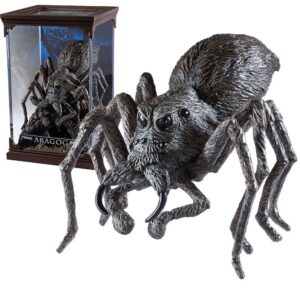 Harry Potter Magical Creature Statue 16 - Aragog in een doorzichtige vitrine, gedetailleerde spin uit de Forbidden Forest.