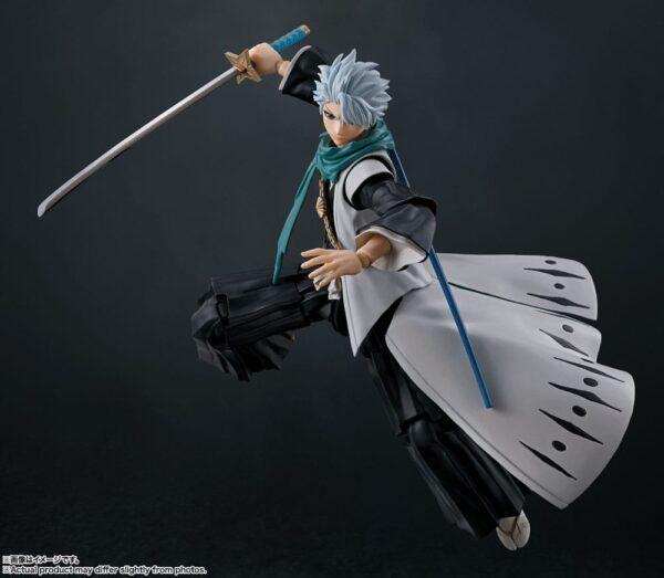 Bleach Toushiro Hitsugaya S.H.Figuarts Action Figure van 14 cm, gedetailleerd ontwerp met accessoires en beweegbare gewrichten.