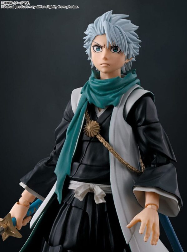 Bleach Toushiro Hitsugaya S.H.Figuarts Action Figure van 14 cm, gedetailleerd ontwerp met accessoires en beweegbare gewrichten.