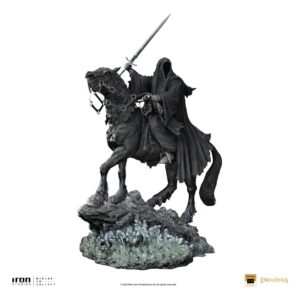 Lord Of The Rings Deluxe Art Scale Statue 1/10 Nazgul on Horse van 42 cm, met gedetailleerde weergave van de Ringwraith en zijn paard.