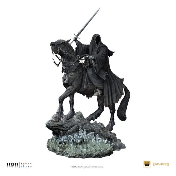 Lord Of The Rings Deluxe Art Scale Statue 1/10 Nazgul on Horse van 42 cm, met gedetailleerde weergave van de Ringwraith en zijn paard.