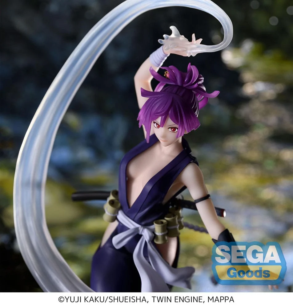 Hell's Paradise Yuzuriha Luminasta statue met paars haar in dynamische pose, 21cm SEGA collectible met transparant zwaardeffect en ninja outfit