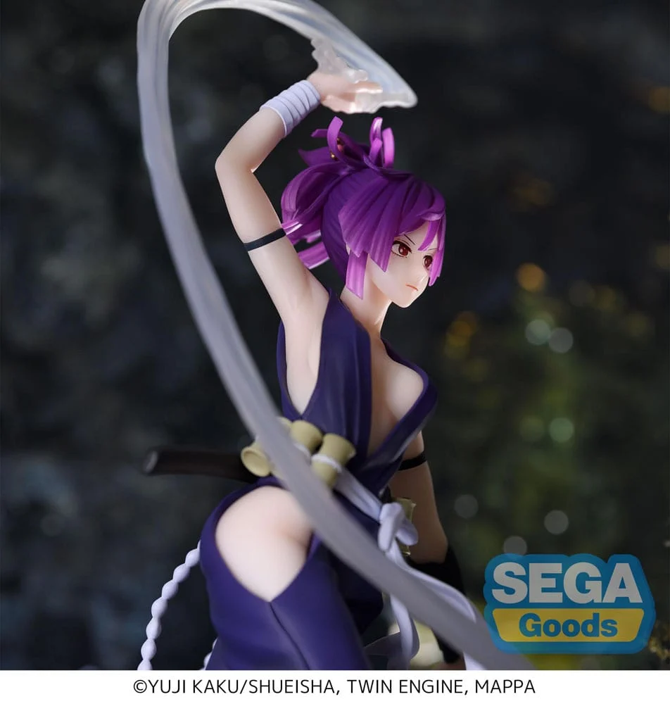 Hell's Paradise Yuzuriha Luminasta statue met paars haar in dynamische pose, 21cm SEGA collectible met transparant zwaardeffect en ninja outfit